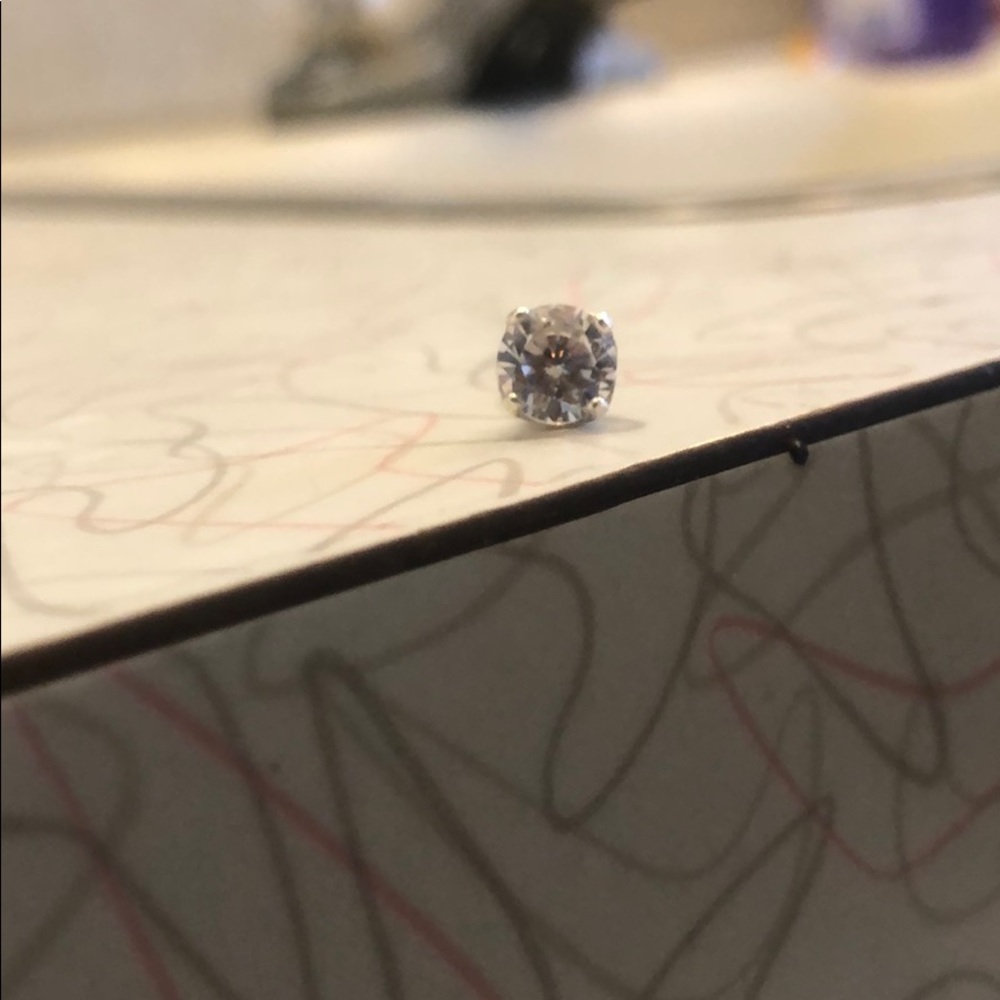 Im selling a ear ring